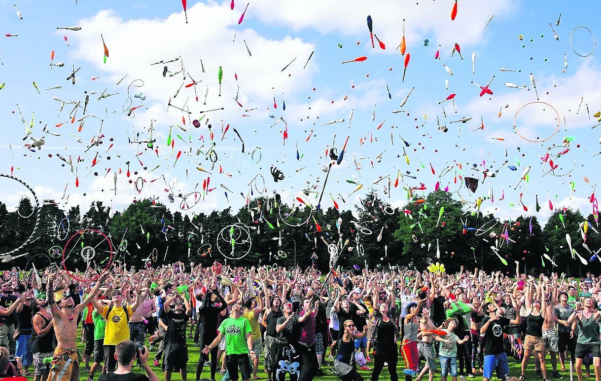  Sich auf andere zu verlassen, kann eine Sackgasse sein. Dabei kann jeder Einzelne unendlich viel bewegen – auch beim Jonglieren. 