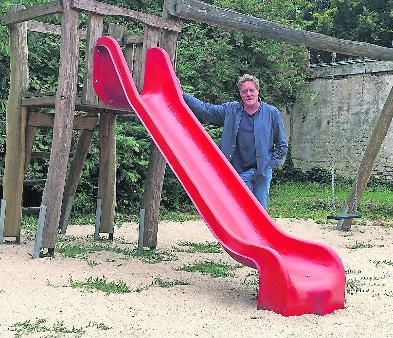 Draußen der Spielplatz, drinnen der Aufenthaltsraum mit Küche und Kicker – in der Drogenberatung kommen Kinder von Suchtkranken in Kontakt, erklärt Achim Brasseler.
