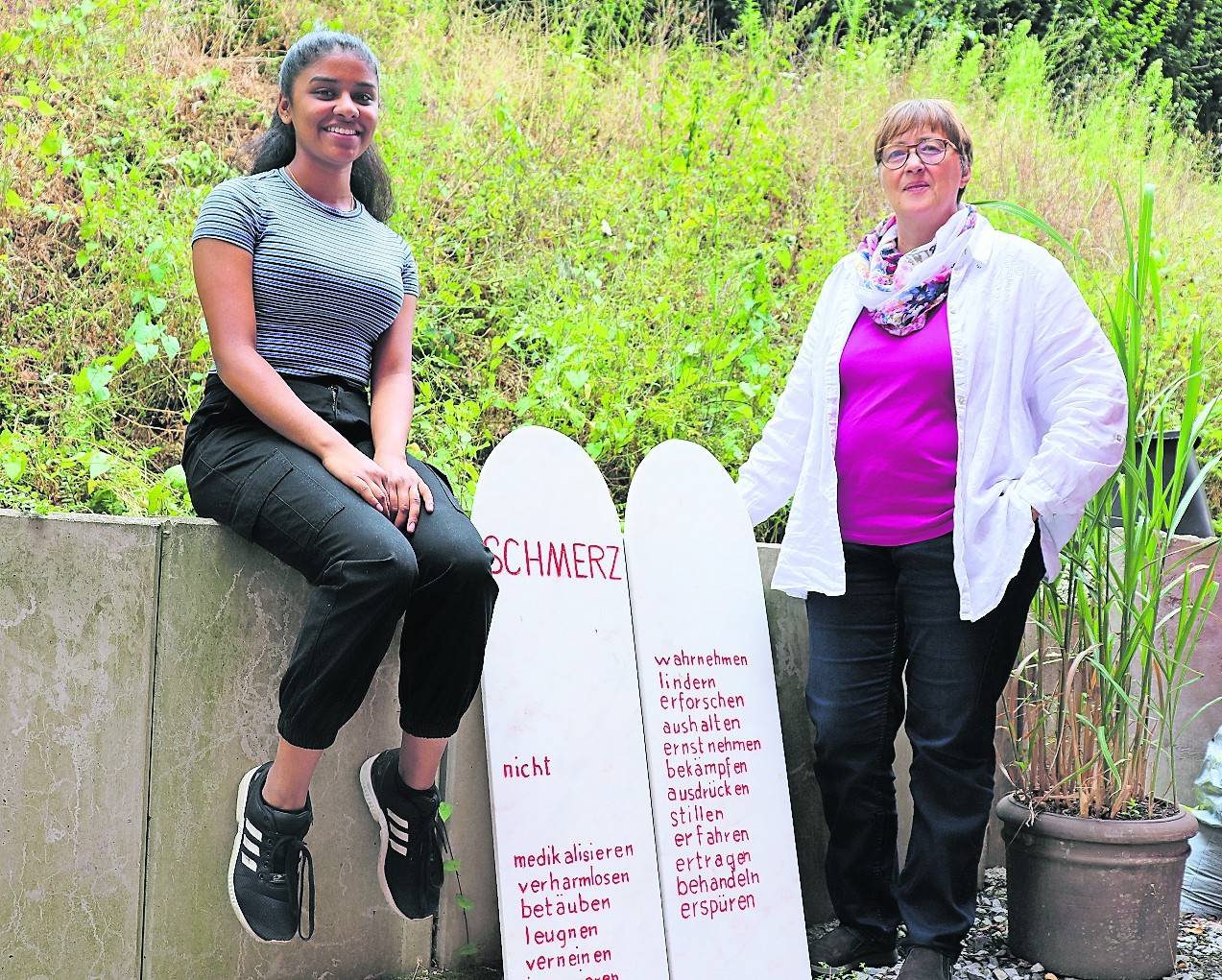 Hospizbegleiterin Tharnika Rameshkumar (l.) mit Ida Lamp, leitender Fachkraft des Hospizdienstes.