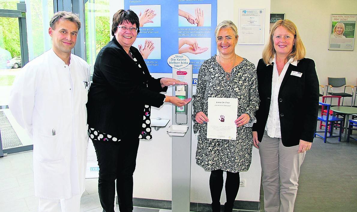  Chefarzt Dr. Jochen Neßler, Vorstandsvorsitzende Dorothee Enbergs, Hygienebeauftragte Doris Ruland und Pflegedirektorin Irmgard van Haeff (v.l.) wissen, wie wichtig „Saubere Hände“ sind.  