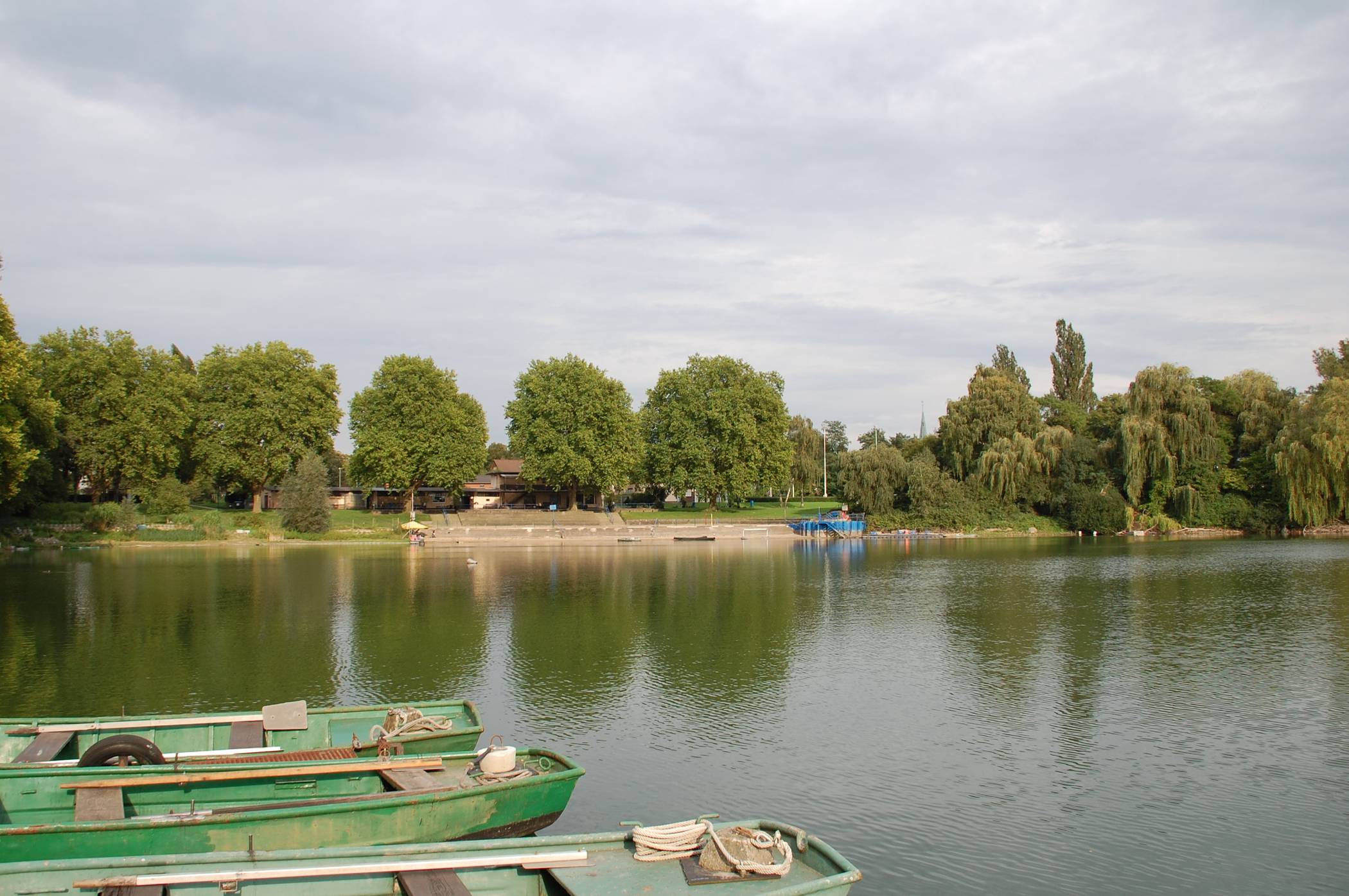 Alle Jahre wieder kommt es in heißen Sommermonaten im Kruppsee zur Blaualgenblüte (das Wasser schimmert blau-grün und riecht muffig) und dann muss das Naturfreibad aufgrund der Gesundheitsgefährdung (wie im Archiv-Bild) schließen. Aktuell scheint noch alles in Ordnung.