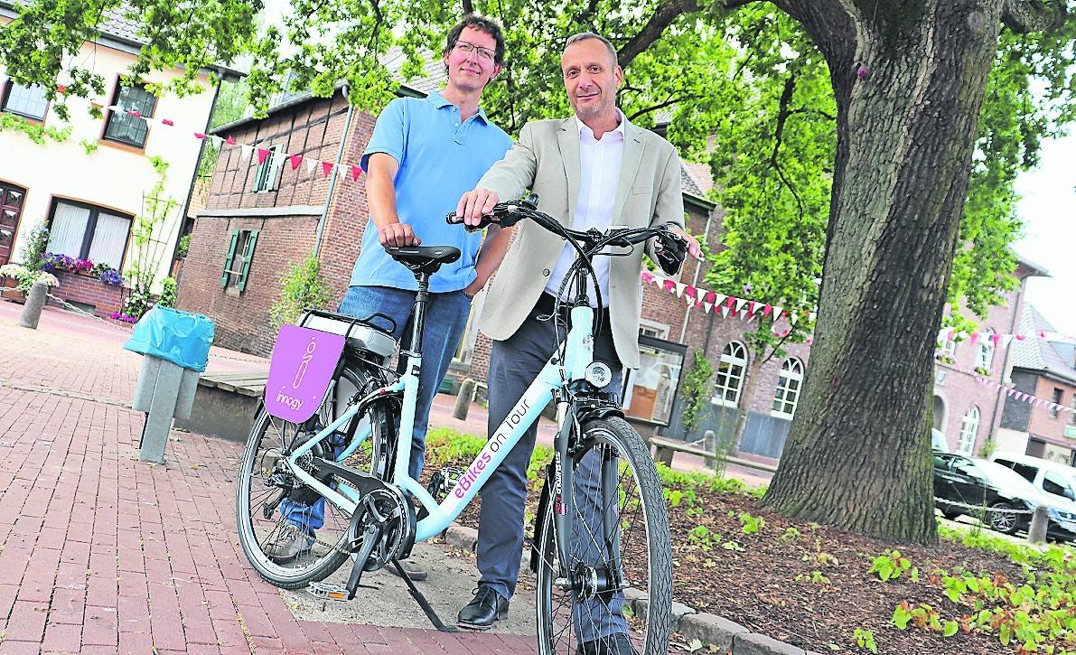  innogy fördert die Elektro-Mobilität: Frithjof Gerstner vom kommunalen Partnermanagement des Energieunternehmens (r.) überreichte Paul Lentzen, Vorsitzender des Gewerbevereins, das neue E-Bike. 