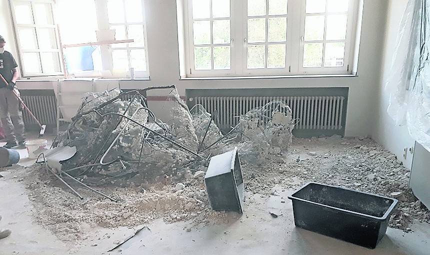  Klassenraum im Altbau der Hauptschule Süchteln mit einer demontierten Rabitzdecke. 