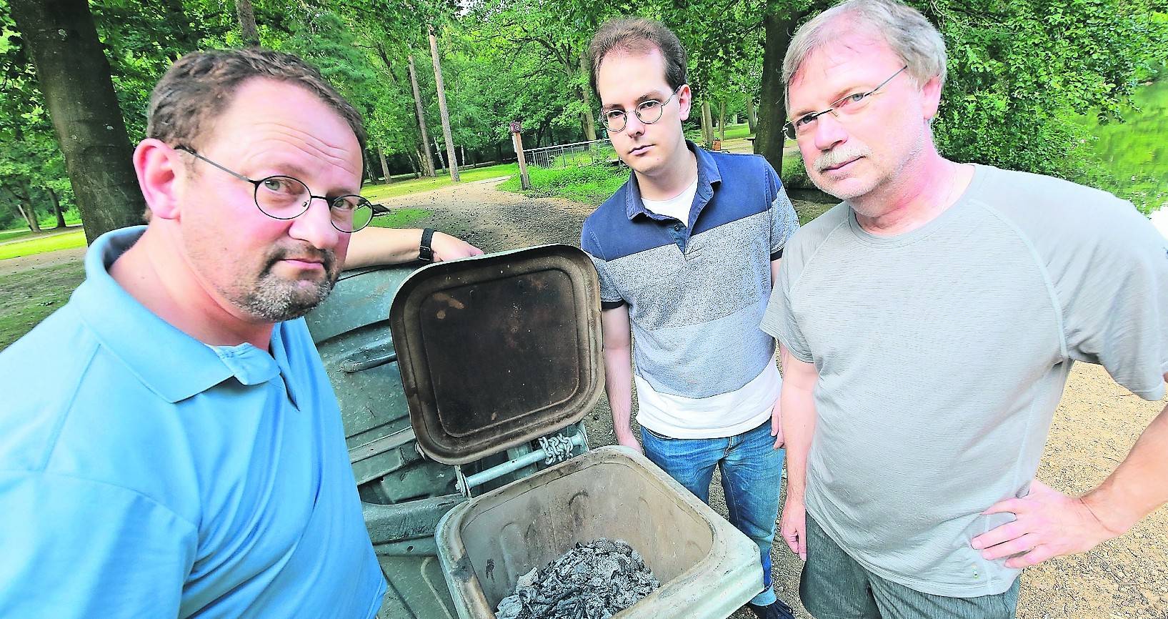  Scheinbar paradiesische Zustände, weil zur Zeit grillen verboten ist – wenn diese glühend heiße Aschetonne nicht zeigen würde, dass sich auch daran nicht alle halten: Die Initiative, Stadtwald, hier (v.l.) Peter Richter, Michael David und Frank Manterfeld, hofft, dass die Ordnungskräfte endlich einschreiten. 