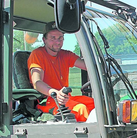   Marie Blacher (l.) absolviert ihre Ausbildung zur Verwaltungsfachangestellten. Momentan bearbeitet sie Anträge bei der Gewerbeaufsicht des Ordnungsamtes. Paul Wilhelmus (m.) hingegen bearbeitet mit schwerem Gerät den Schulhof der Martinus-Schule, während Marvin Giesen (l.) mehrere Stationen bei der Stadtverwaltung durchläuft. Aktuell ist er bei der Volkshochschule im Einsatz. 