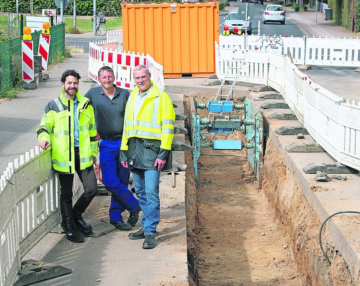  Leiter der Technik Lars Lohrberg, Mitarbeiter Stefan Bessling und Projektleiter Jörg Hannemann (von links) nehmen die ersten Tiefbauarbeiten ab. 