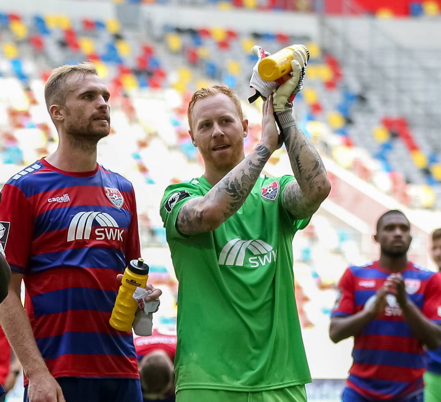 Torwart Lukas Königshofer mit Jan Kirchhoff.