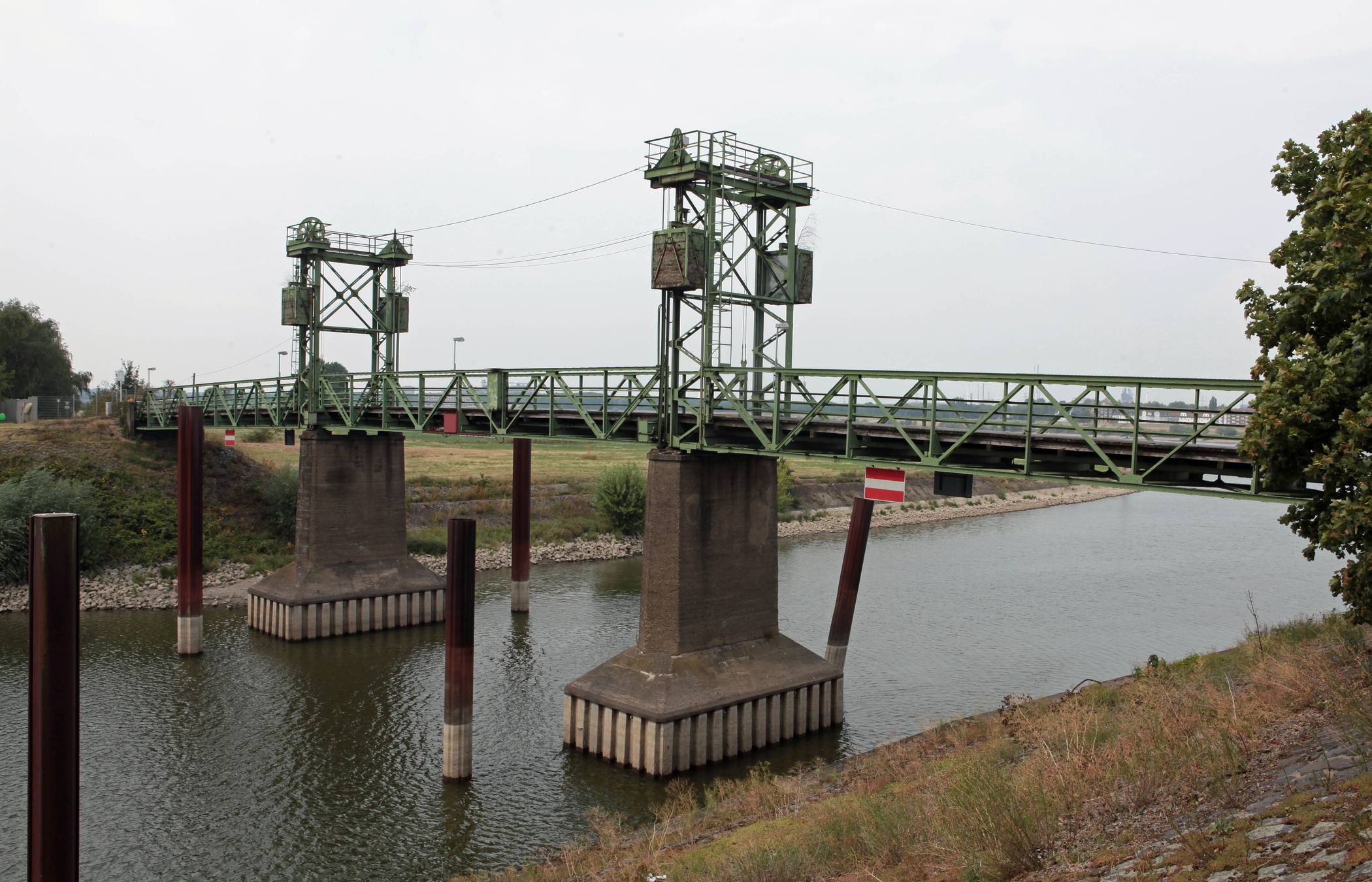 Die marode, denkmalgeschützte Hubbrücke gammelt gesperrt bereits seit November 2017 vor sich hin. Vertragsverhandlungen zur Übernahme zwischen Eigentümern und der Stadt Duisburg laufen derzeit immer noch. 