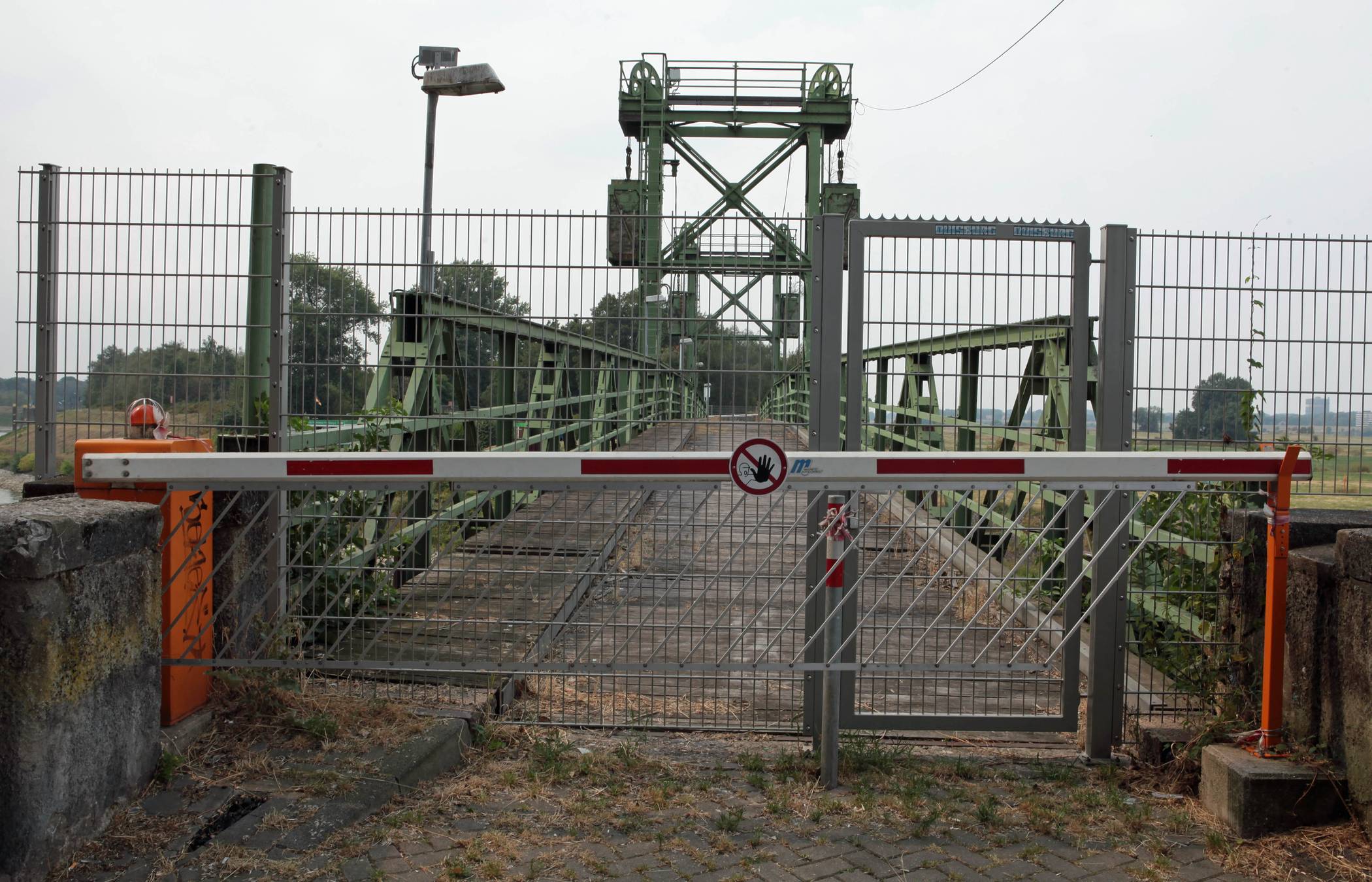  Ein massiver Sperrzaun verhindert die Nutzung der Brücke. 