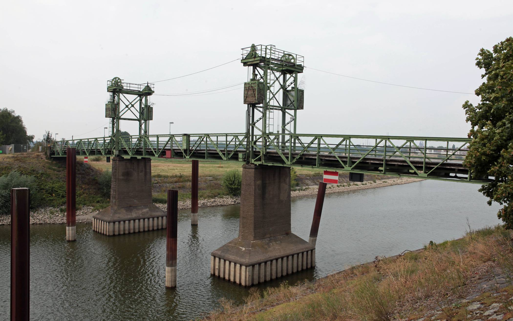 Die marode, denkmalgeschützte Hubbrücke gammelt gesperrt