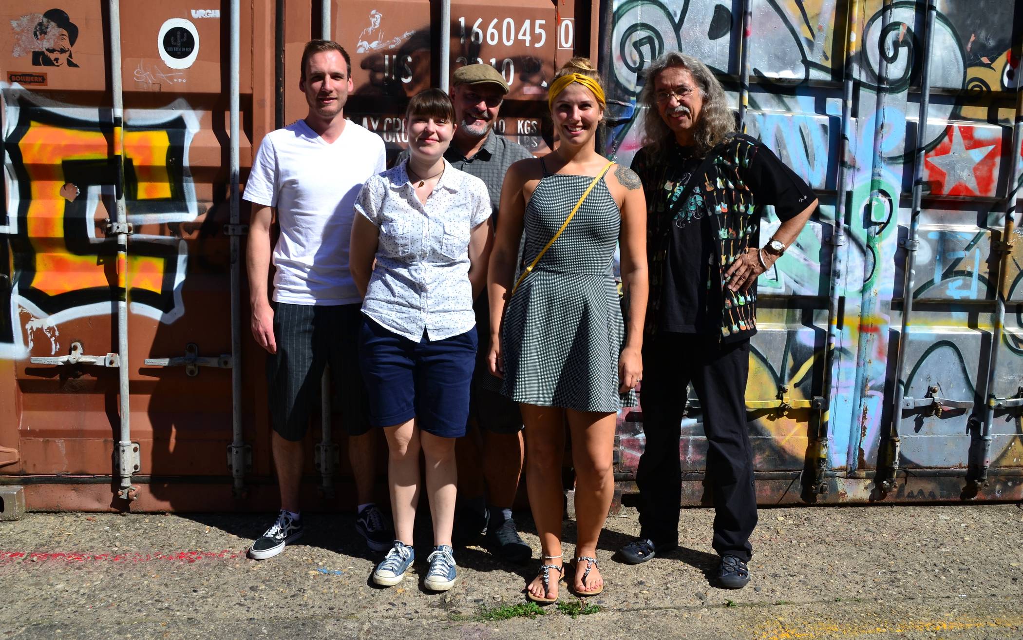  Silvan Beer, Pia Verbüchteln und Svea Repenning von Bakali mit Jons Heiner vom Bollwerk (3. v. l.) und Peter Bursch (r.). 