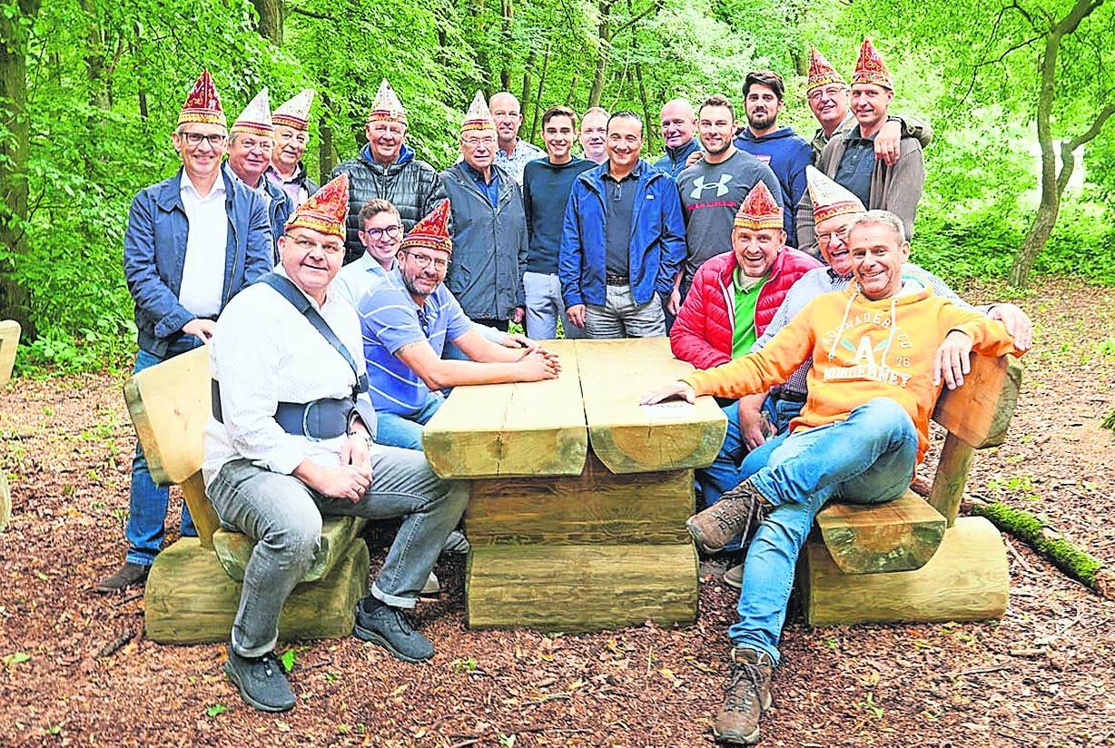 Neue Bankpaten: Das frisch installierte Picknick-Set hat die KG Fideles Kränzchen Viersen (vorne rechts der erste Vorsitzende Michael Reiners) getestet.