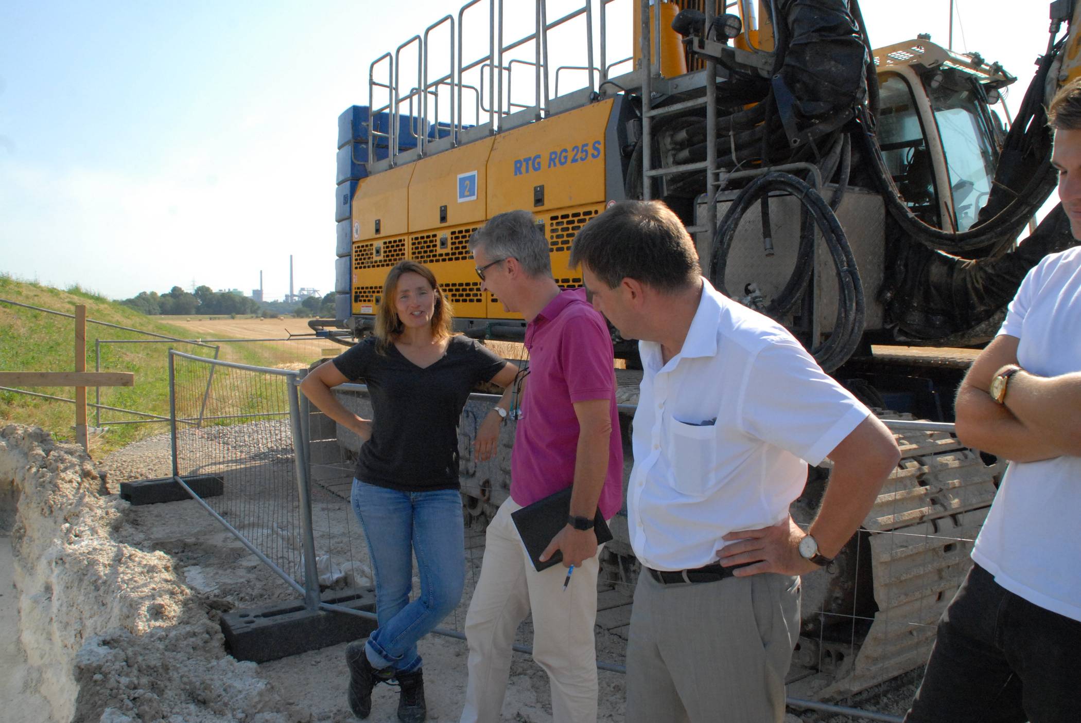  Christine Grommes und Uwe Linsen erläutern das Verfahren auf der Pressekonferenz. 