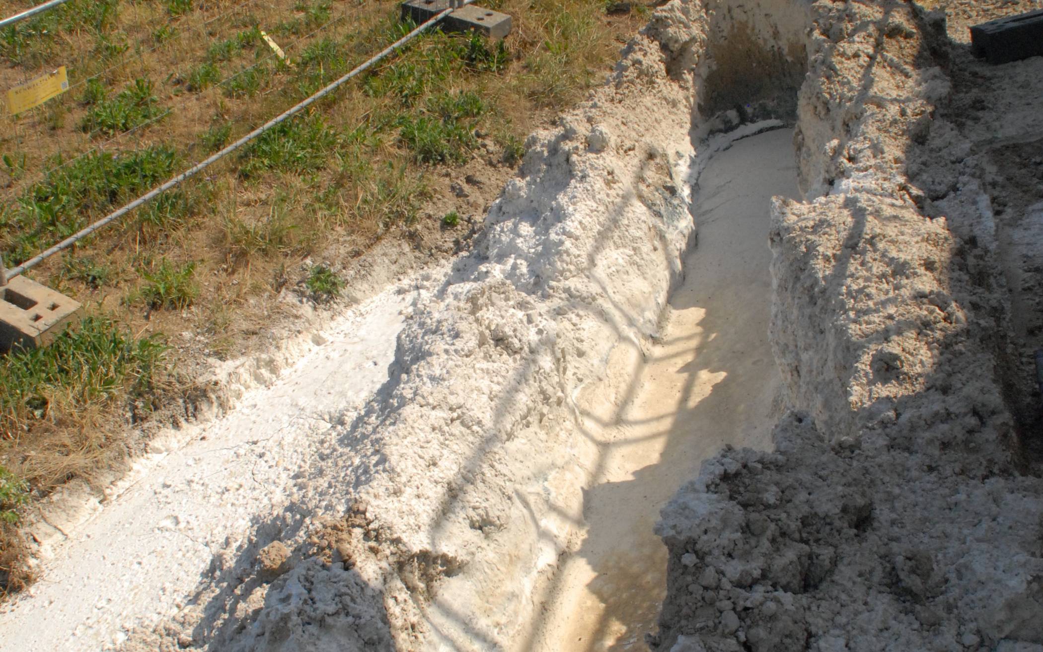  Die erste Probebohrung mit der ausgehärteten Masse ist schon fertig 