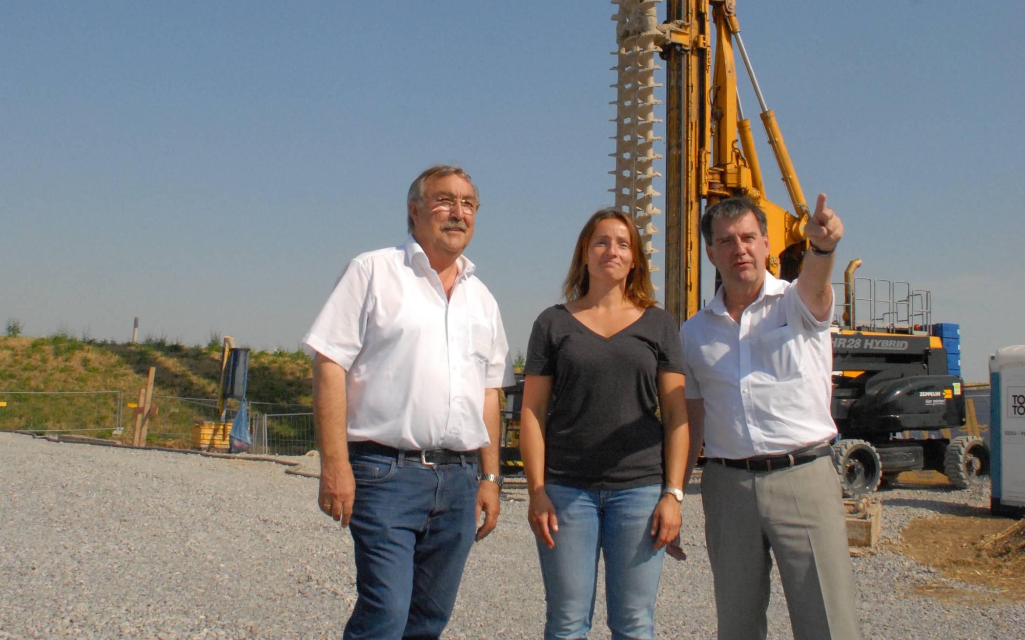Bürgermeister Manfred Osenger (l) ließ sich von der Bauingenieurin Christine Grommes und dem Vorstand der Wirtschaftsbetriebe Duisburg, Uwe Linsen, erläutern, wie der Deichbau in den nächsten Jahren weitergehen soll.