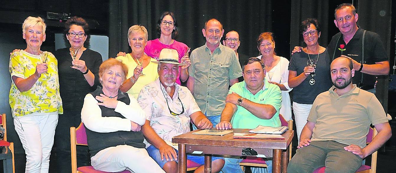 Am Tisch (v.l.): Liesel Beeck, Hans (Mario) Ditges, Willi Burchartz, Tuncay Ücer. Dahinter stehend (v.l.): Angela Pütz, Uschi Benneckenstein, Barbara Skerhut, Sabine Papendick, Robert Paas, Stefanie Thoma, Monika Pütz, Gerda Paas, Andreas Stephan.