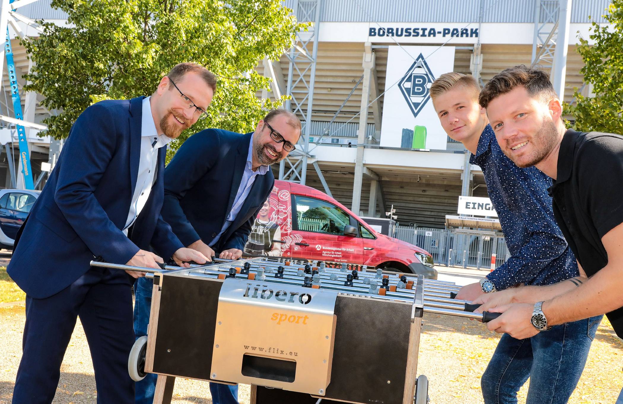  Bereit für den Karriere Kick MG, der am 9. Oktober im Borussia-Park in die zweite Runde geht (v.l.): Marco Lemme, Teamleiter U25 der Agentur für Arbeit Mönchengladbach, Axel Tillmanns, MGconnect-Teamleiter, der angehende Azubi Luis Erkelentz und André Kreuels, Ausbildungsleiter bei Wurstspezialitäten Esser. 