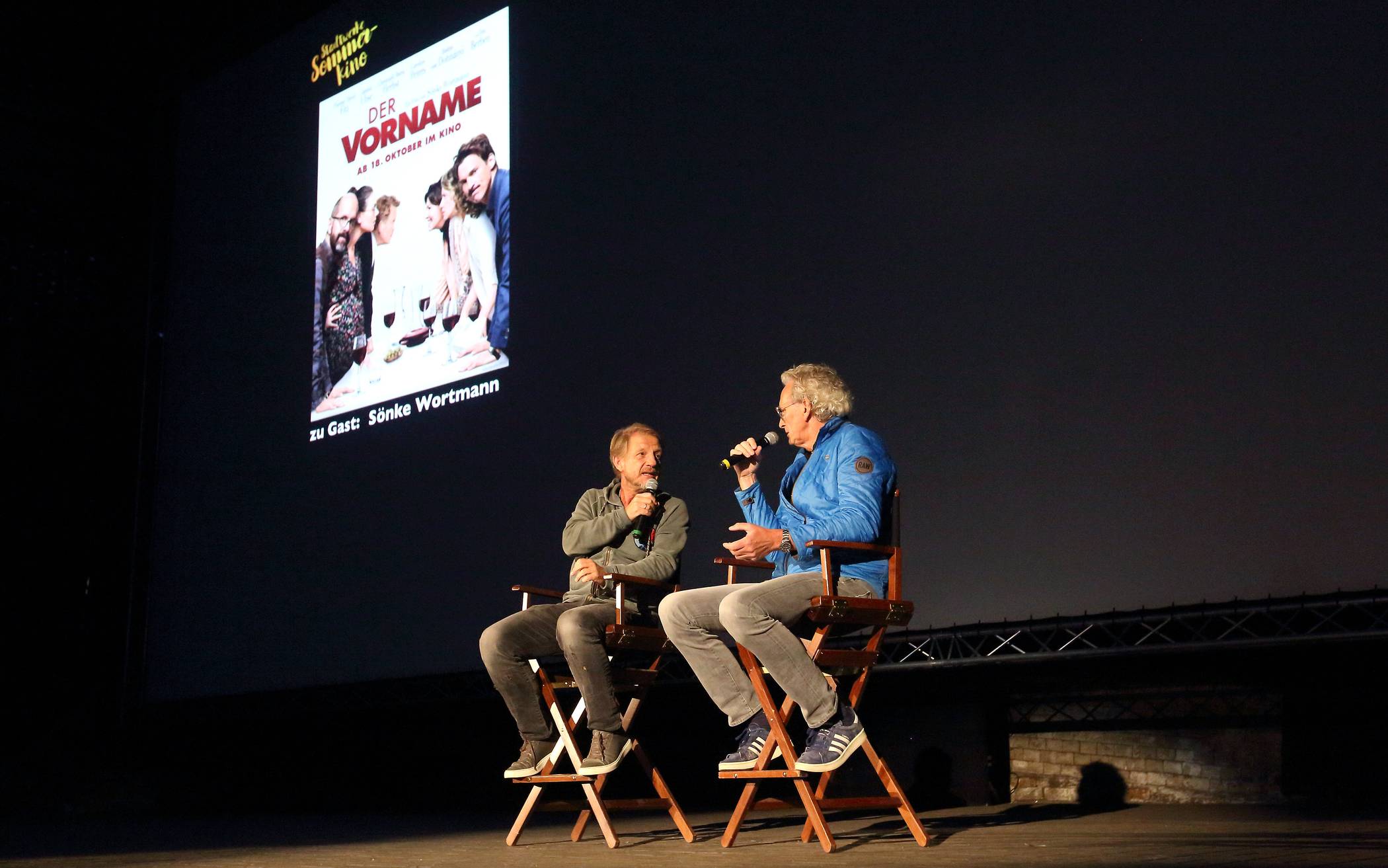 Im Gespräch mit Kai Gottlob stellte Sönke Wortmann „Der Vorname“ persönlich im Sommerkino vor. Zurzeit ist er wegen Dreharbeiten voll eingespannt, will aber versuchen, auch zur zweiten Vorführung persönlich vorbeizuschauen.