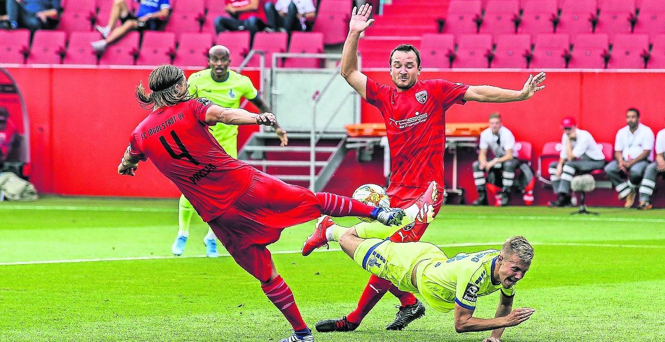 Lukas Daschner zeigte auch in Ingolstadt eine starke Leistung. Er erzielte das 2:1 und wurde hier kurz vor dem Abpfiff klar elfmeterreif gefoult - der Pfiff des Schiedsrichters blieb aber aus.