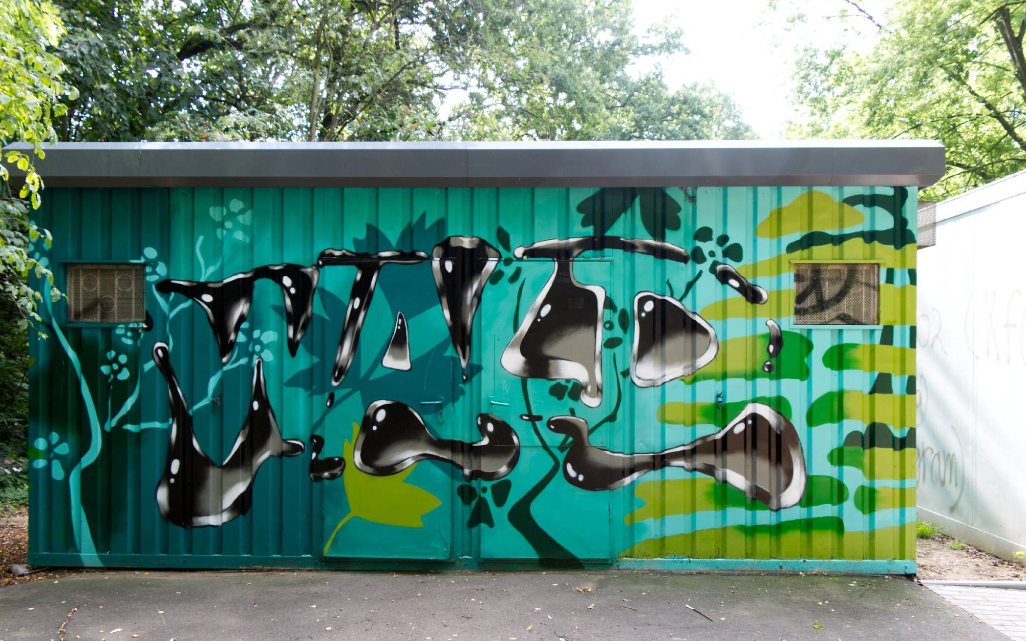 Ein Toilettencontainer im neuen Look, zu sehen im Rheydter Stadtwald.