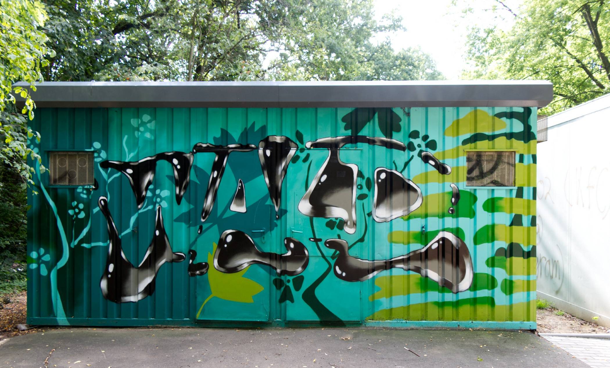 Ein Toilettencontainer im neuen Look, zu sehen im Rheydter Stadtwald.