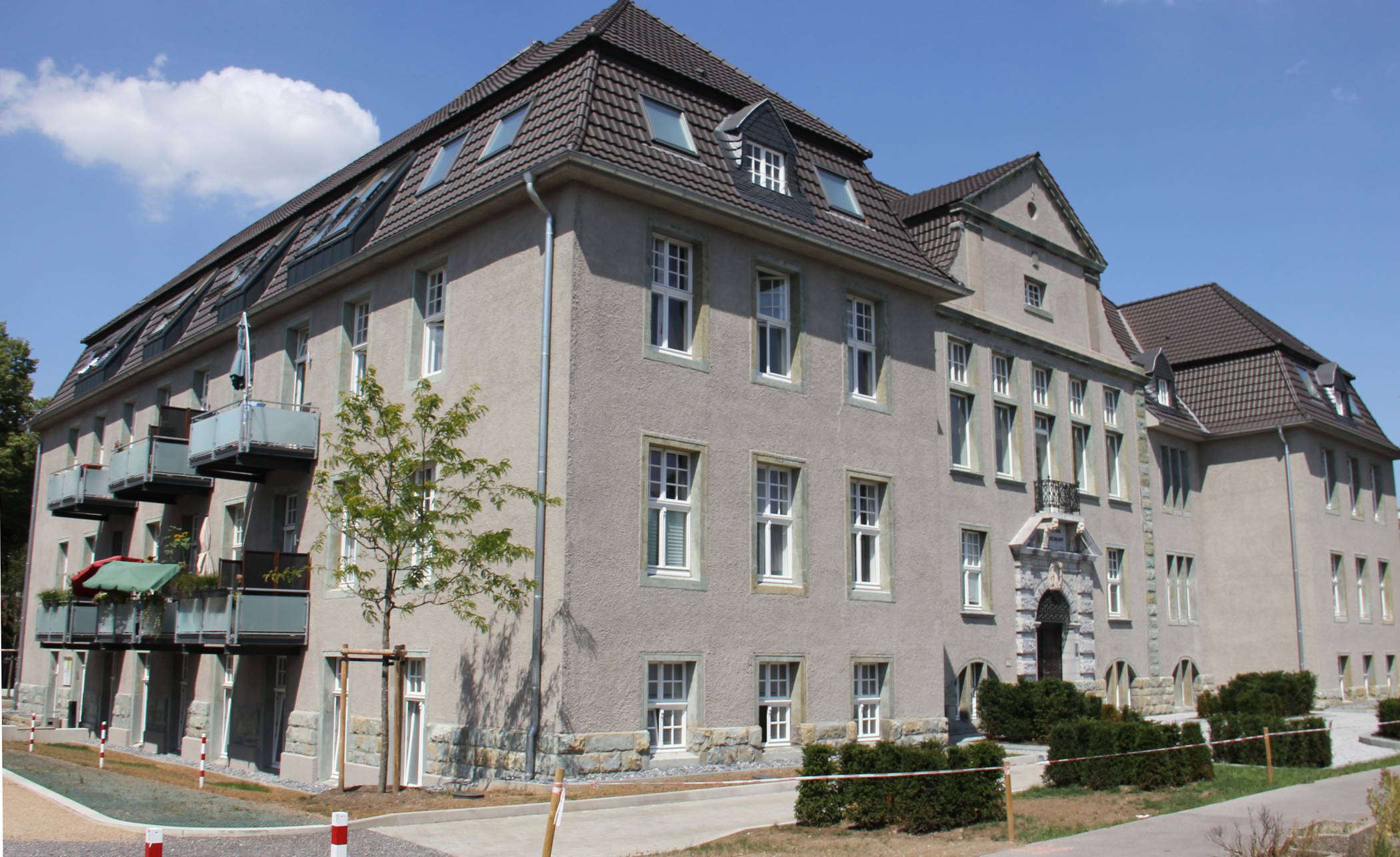  Vor dem Abriss gerettet: Das historische „Rathaus Utfort“ bietet jetzt bezahlbaren Wohnraum mit hoher Qualität. 