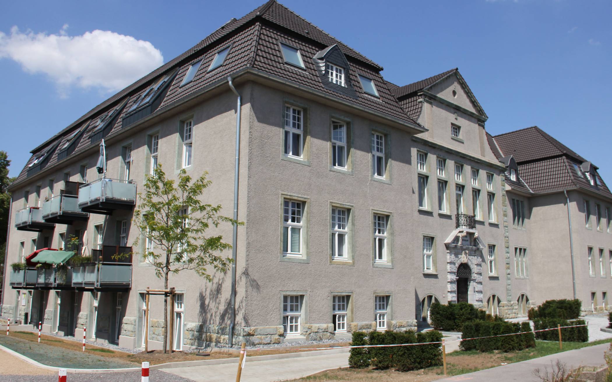 Vor dem Abriss gerettet: Das historische „Rathaus Utfort“ bietet jetzt bezahlbaren Wohnraum mit hoher Qualität.