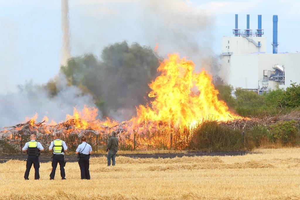Stoppelfeld und Gehölz an der Vennikelstraße in Flammen