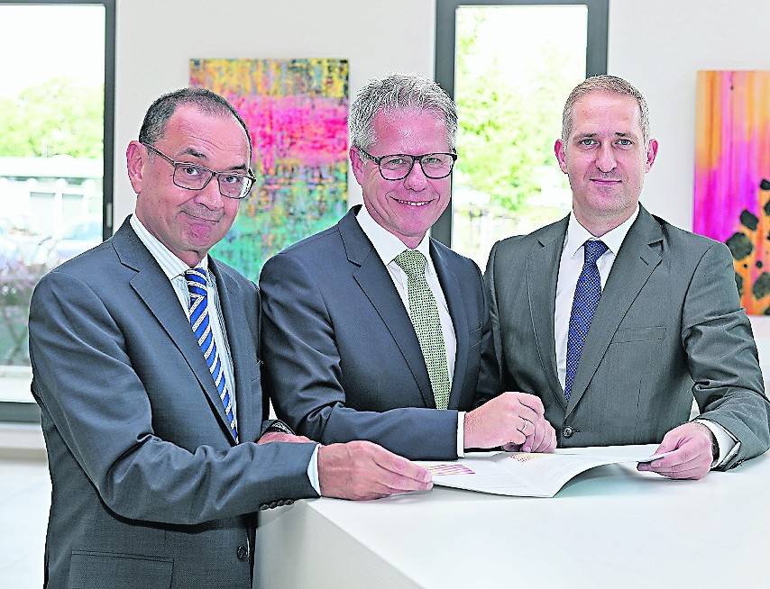  Sie stellten das „Risikobarometer Mittlerer Niederrhein“ vor (v.l.): Chris Proios von der Regionalen Konjunkturforschung der Creditreform, IHK-Hauptgeschäftsführer Jürgen Steinmetz und André Becker, Mitglied der Geschäftsführung der Creditreform Düsseldorf / Neuss. 