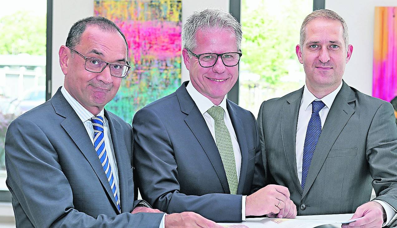 Sie stellten das „Risikobarometer Mittlerer Niederrhein“ vor (v.l.): Chris Proios von der Regionalen Konjunkturforschung der Creditreform, IHK-Hauptgeschäftsführer Jürgen Steinmetz und André Becker, Mitglied der Geschäftsführung der Creditreform Düsseldorf/Neuss.