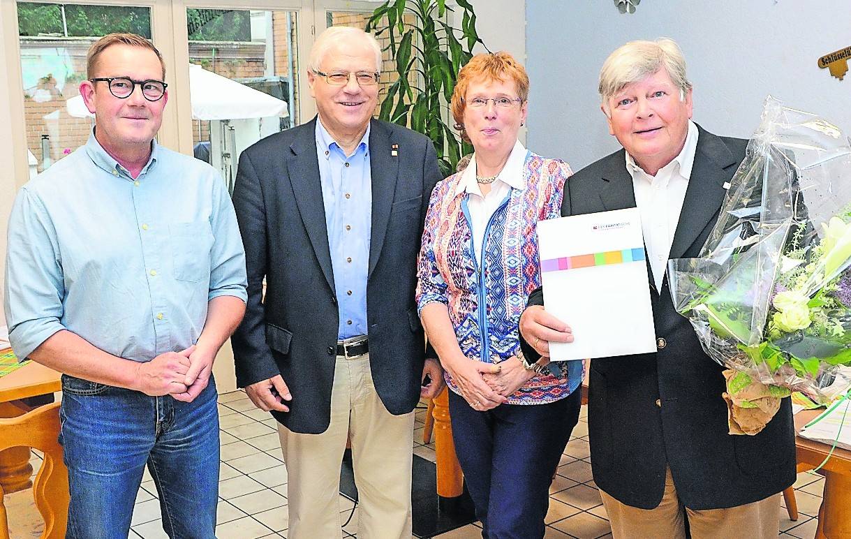  Die Ehrennadel des Paritätischen NRW erhielt Hans Josef Kampe (r.). Josef Wolters (2. v. l.) überreichte die Auszeichnung im Beisein von Regina Küppers, Vorsitzende der Kreisgruppe Viersen, und Reiner Lennertz, Leiter der Suchtberatung Kontakt-Rat-Hilfe Viersen. 