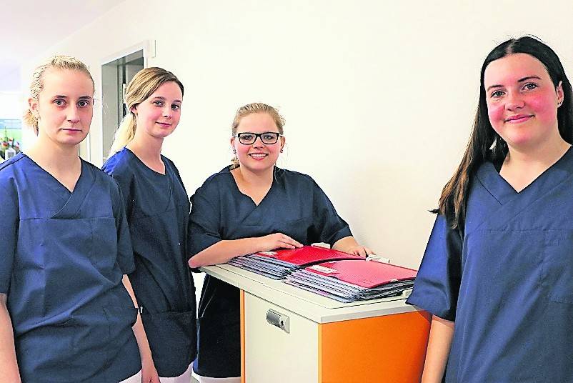  Nutzen die „Lerninsel“ des St. Irmgardis-Krankenhauses gern zum Recherchieren von Hintergründen: die Schülerinnen (v.l.) Lara Overlack, Katharina Peterz, Natalie Stempel und Kimberley Stolz. 