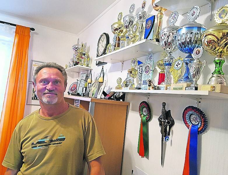  Nikolai Schreiber mit seiner Dana, einem osteuropäischen Schäferhund. Sie und Rüde Aron sammelten fast unzählige Auszeichnungen (unten). 