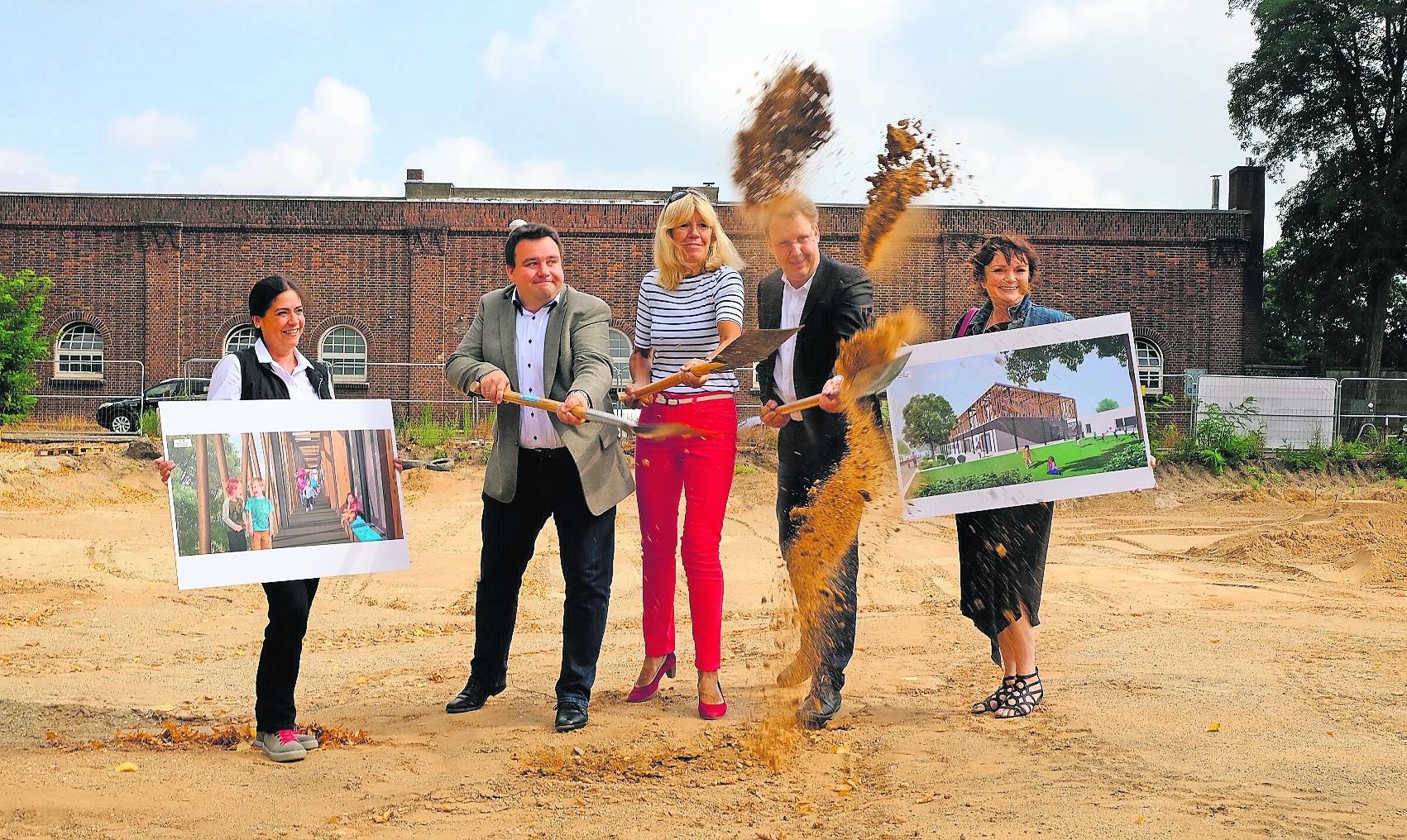 Mit Schmackes: Projektleiterin Eva-Maria Graf, Dezernent Markus Schön, Bürgermeisterin Gisela Klaer, Architekt Martin Kleinheyer und Architektin Bettina Kempen auf der Baustelle beim traditionellen ersten Spatenstich.