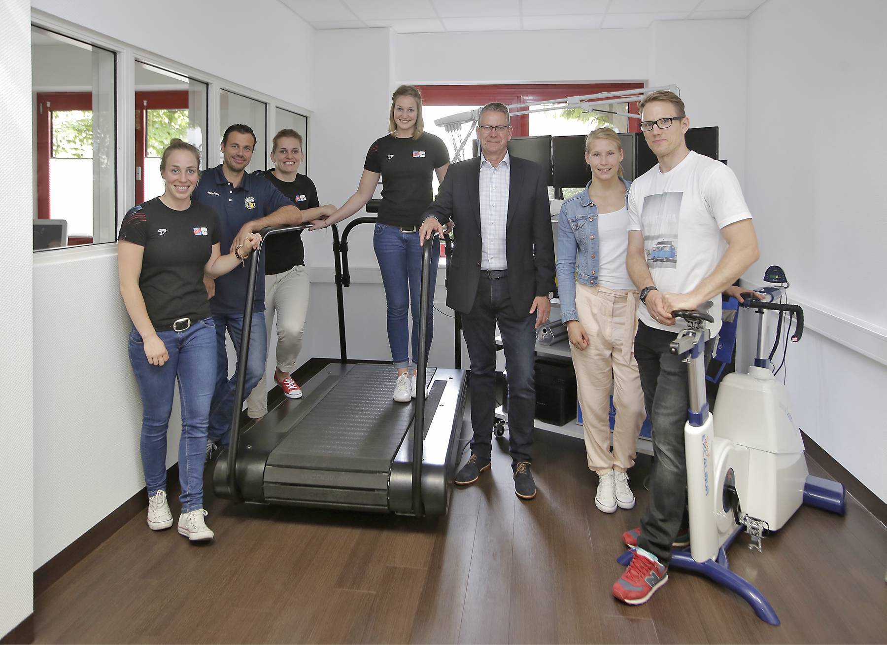  In der Umgebung von Spitzenathleten wie Ringerin Aline Focken (2.v.re.) oder den Eishockeystars Christian Ehrhoff (re.) und Herberts Vasiljevs (2.v.li.) fühlt sich Jos Beulen immer wohl. 