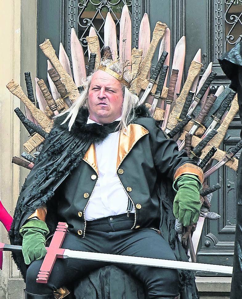 Kay Szacknys als König Triton auf seinem Thron in dem Familienstück „Arielle, die kleine Meerjungfrau“.