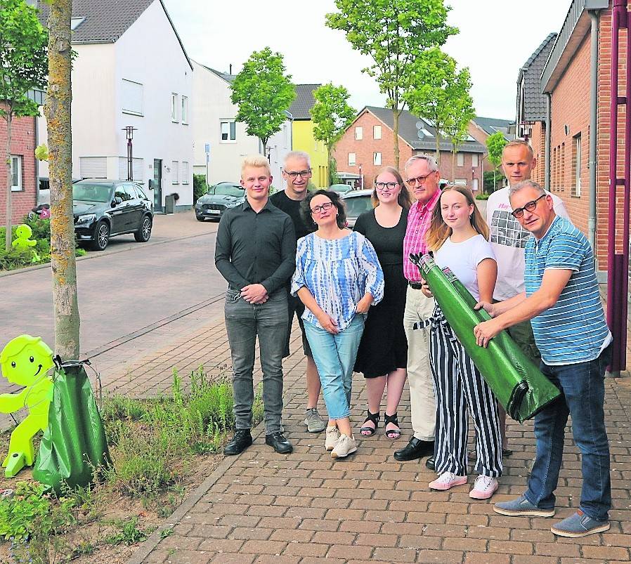 Die Grünen stellen den Baumbeutel zur Verfügung, die Anwohner übernehmen die Bewässerung: gemeinsames Engagement als kleiner Beitrag zum Klimaschutz.