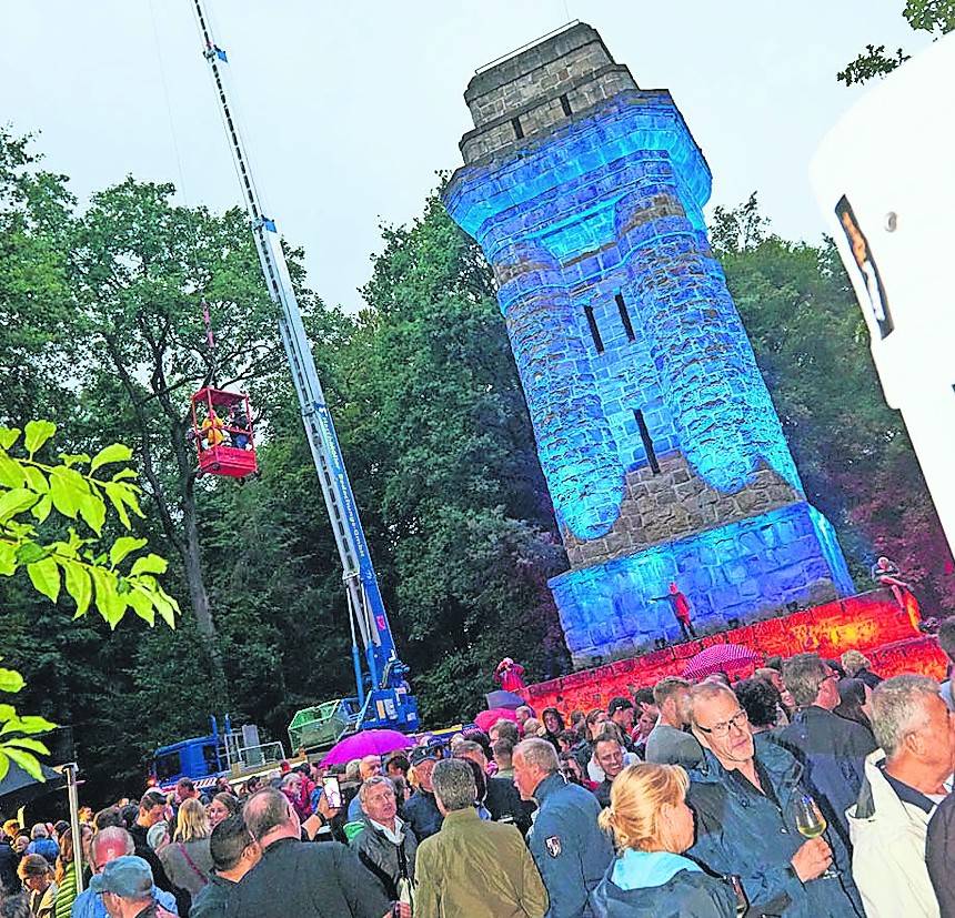 Der Bismarckturm wurde in rot und blau illuminiert.
