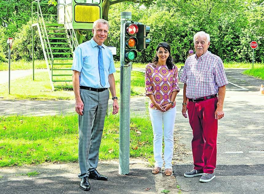 Jürgen Cleven (Vorstand Volksbank Viersen), Cigdem Bern (Schul- und Jugenddezernentin Stadt Viersen) und Hans Jansen (Geschäftsführer Verkehrswacht Viersen) (v.l.).