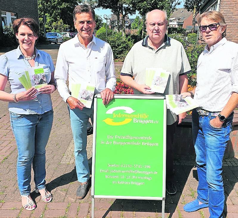  Präsentieren die neue Infobroschüre (v.l.): Michaela Mevissen, Familienbeauftragte der Burggemeinde, Eckard Heinen von der Jedermannhilfe, mit Unterstützern aus dem Team Wunschgroßeltern Alfred Heythausen und Roland van Zoggel. 