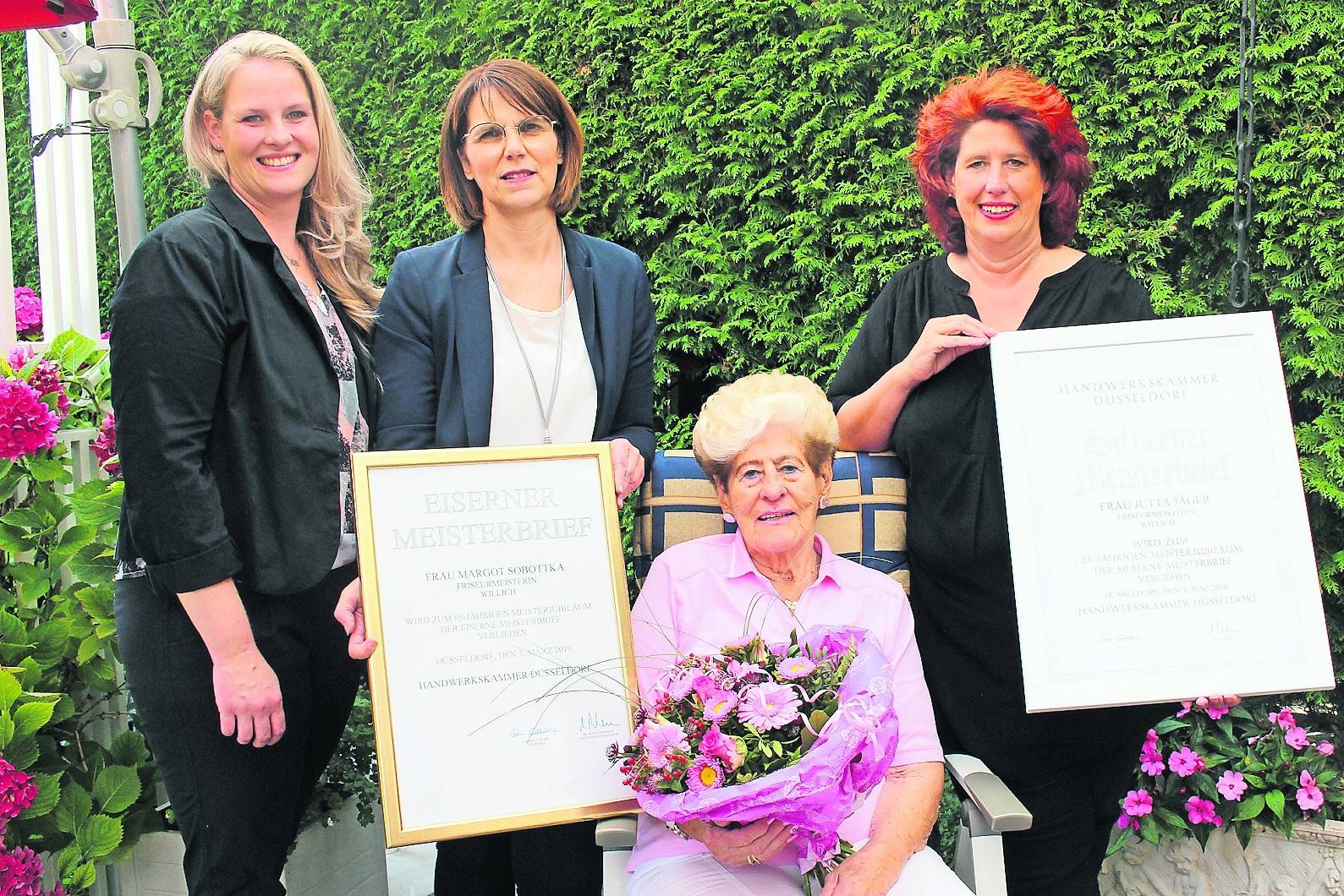  Übergabe des eisernen Meisterbriefes (von links): Janine Kirchmaier, Obermeisterin Alexandra Houx-Brenner, Geburtstagskind Margot Sobottka und Jutta Jäger-Sobottka, die gleichzeitig die Urkunde für ihren silbernen Meisterbrief erhielt. 
