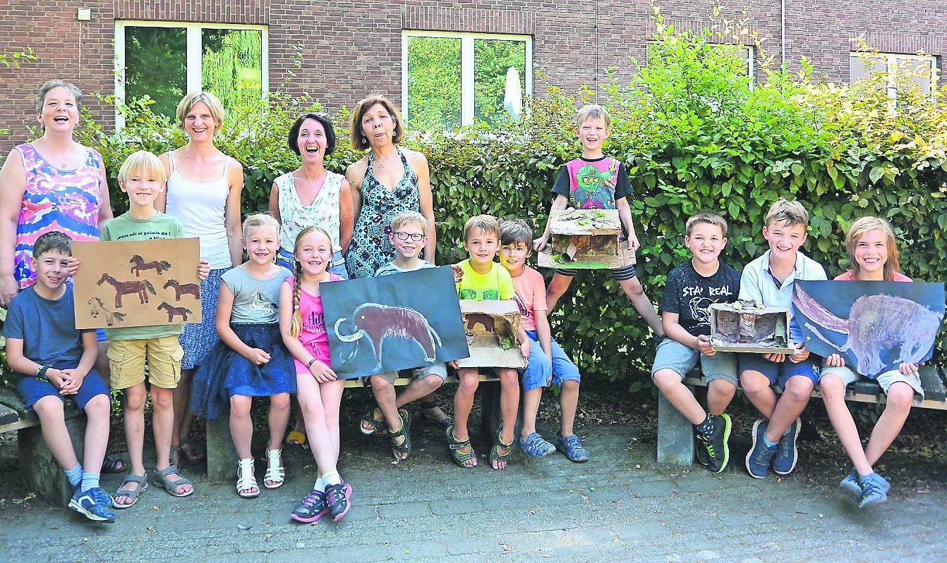  Die Kinder der Ferienbetreuung der „Mühlenmäuse“ zeigen einige Steinzeitbilder und -höhlen. 