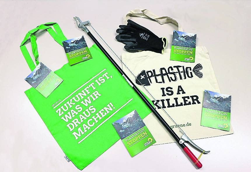 Das „Müll-weg-Paket besteht aus einer Greifzange, einem Mehrweg-Müllbeutel und Mehrweg-Handschuhen.