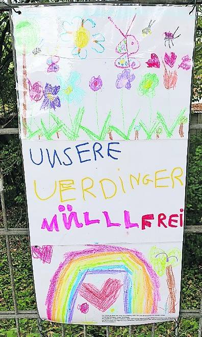  Julia Avila mit den Kindern Magali und Franco an der Uerdinger Straße. Rund alle zwei Monate machen sie dort sauber. 