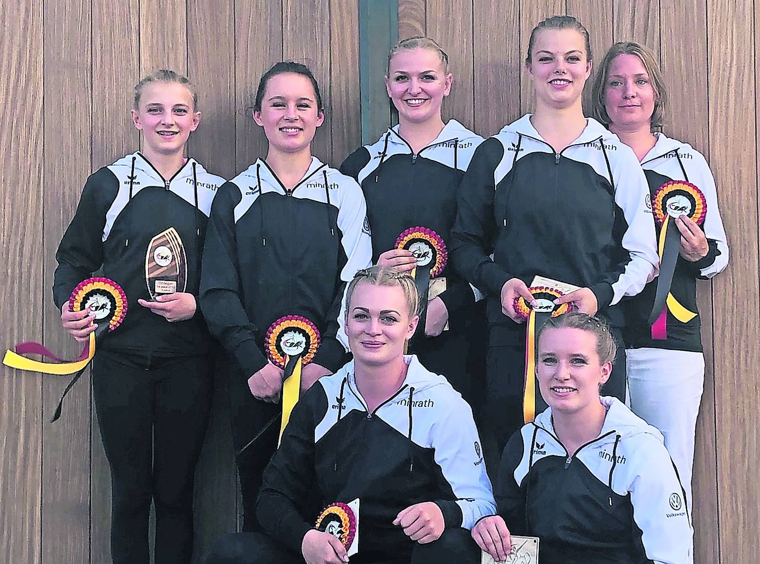 Durch seine guten Leistungen in der ersten Saisonhälfte hat sich das S-Team des VZM für die Deutschen Meisterschaften in Alsfeld qualifiziert, die am 8. August starten. V.l.n.r: Luana Thämmig, Selda Pascha, Ina Schultze, Nina Kamp, Sophie Haselhoff; kniend Anne Schultze und Rebekka Hänisch.