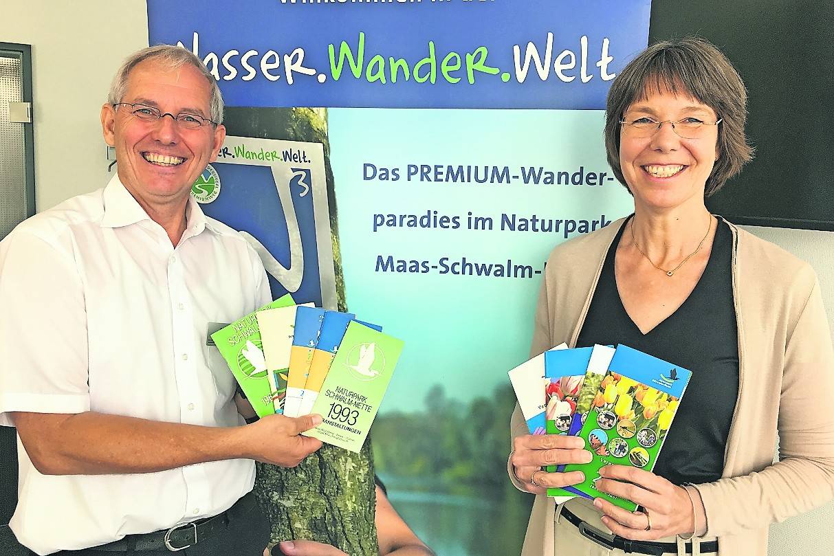 Naturpark-Geschäftsführer Michael Puschmann und Britta Hass, Assistentin der Geschäftsstelle, präsentieren Exemplare des Veranstaltungskalenders aus den vergangenen Jahren.