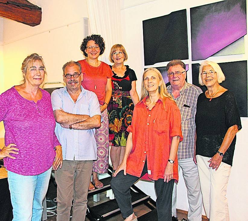 Diese Mitglieder des BBK Niederrhein zeigen ihre Werke im Kultursaal der Burg: Elisabeth Schlanstein, John Waszek, Andrea Much, Ingrid Filipczyk, Czaja Braatz und Martin R. Becker. Es fehlt Manuel Schroeder. Marianna Kalkhof (r.) vom Vorstand des BBK Niederrhein organisiert die Ausstellung.