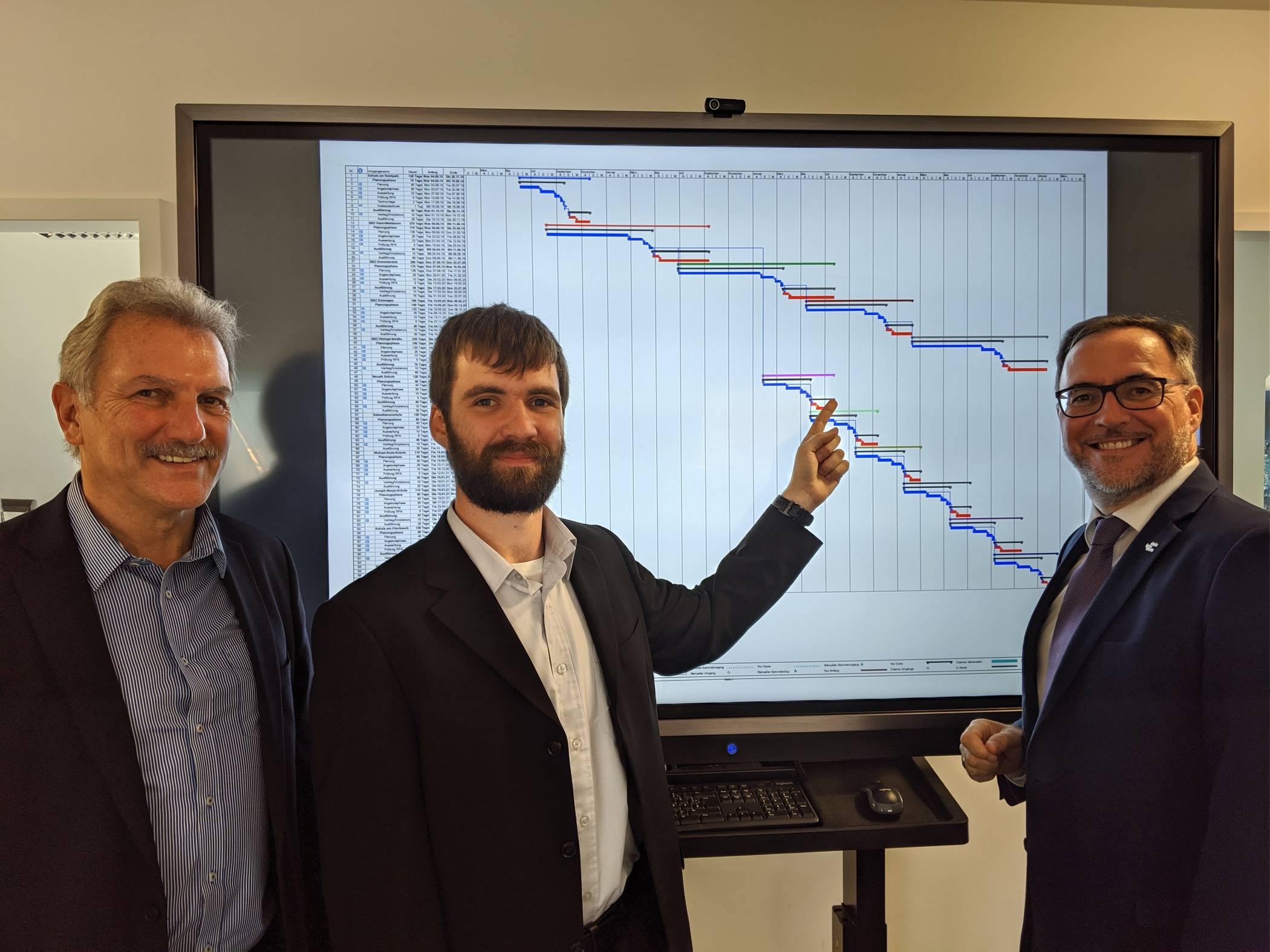  IT-Infrastruktur so ausbauen, dass sie zu den jeweiligen medienpädagogischen Konzepten passt“ (von links): Horst Weiner, Mike Peitz und Harald Vieten organisieren den digitalen Ausbau in den Kreisschulen. 