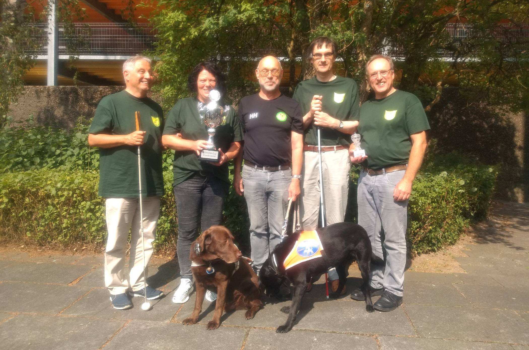  Die Abteilung der Akustikschützen der Falkenaugen e.V. Mönchengladbach-Hardt stellte bereits mehrfach den Landesmeister und auch schon den deutschen Meister. Zum siegreichen Team gehören (v.l.): Charles Gutowski, Carmen Hommen, Helmut Haile, Michael Mihm, Horst Schulz sowie die Hunde Odin und Inja. 