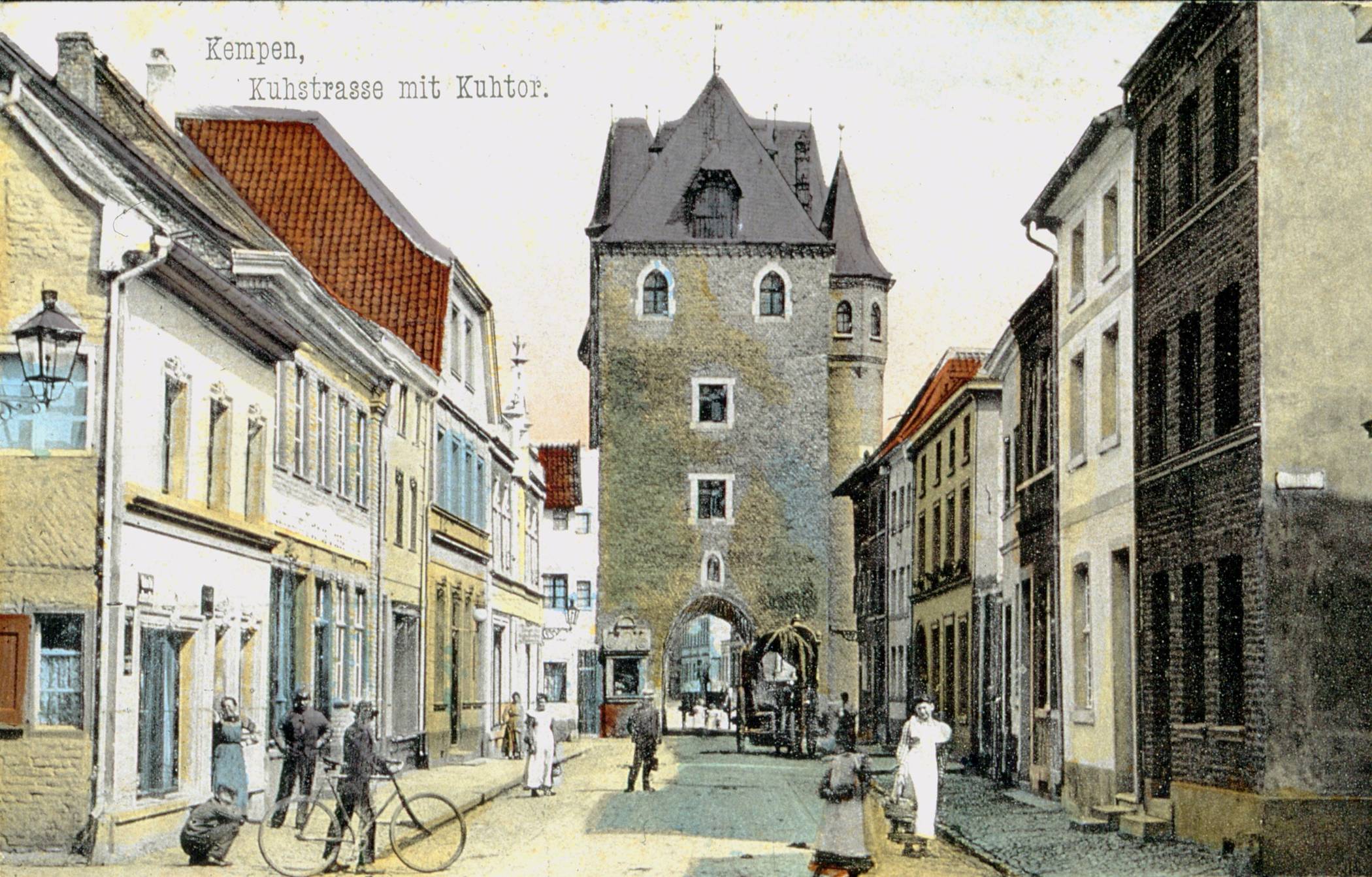 Die Postkarte zeigt die Kuhstraße mit Kuhtor, an dem die Radroute des Monats August entlangführt. Der Torturm wurde 1350 erbaut und ist das Einzige noch erhaltene Stadttor in Kempen. Repro: Kreis Viersen